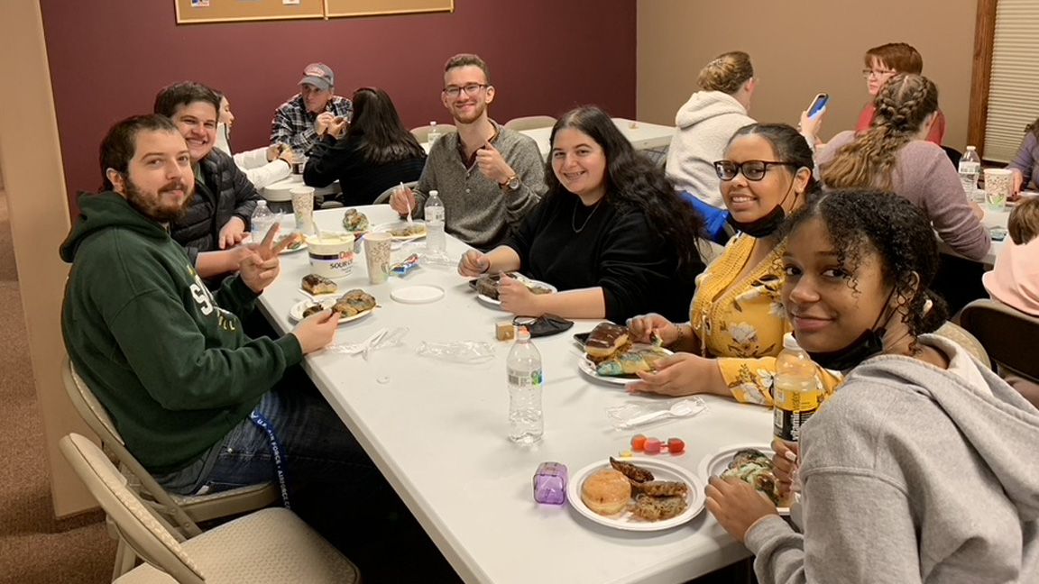 Bradley Jewish students eating at a table.